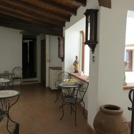 Fawlty Towers Guest house Todi
